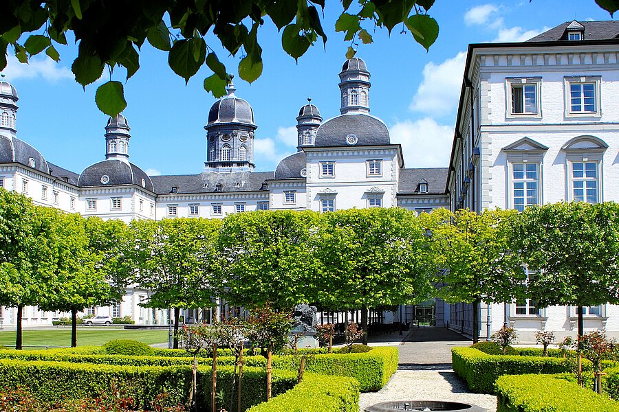 Althoff Grandhotel Schloss Bensberg Aussenansicht mit grünen Bäumen